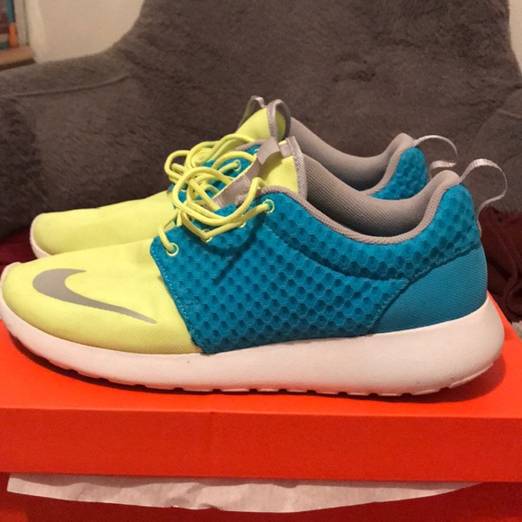 Nike Other - Men’s Size 11 Roshes.
